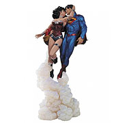 Superman and Wonder Woman The Kiss Jim Lee Statue